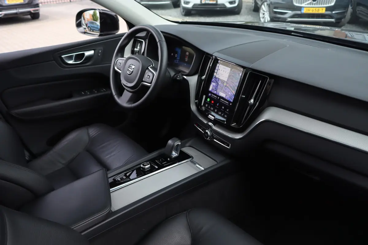 2.0 T6 Plug-in hybrid AWD Essential Bright | Pano | Leder | Camera |
