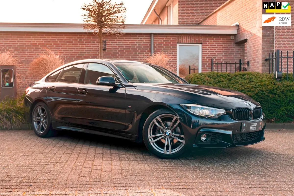 418i Executive Edition 136 PK | M-Pakket | Carbon Zwart | Schuifdak | Camera | 18''