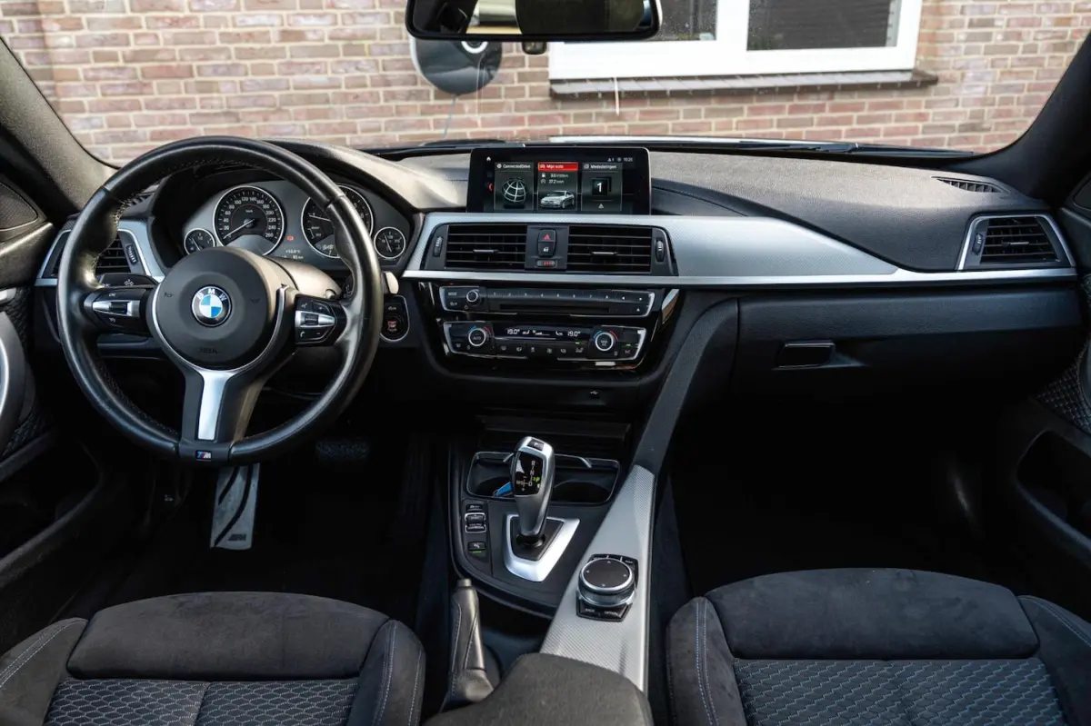 418i Executive Edition 136 PK | M-Pakket | Carbon Zwart | Schuifdak | Camera | 18''