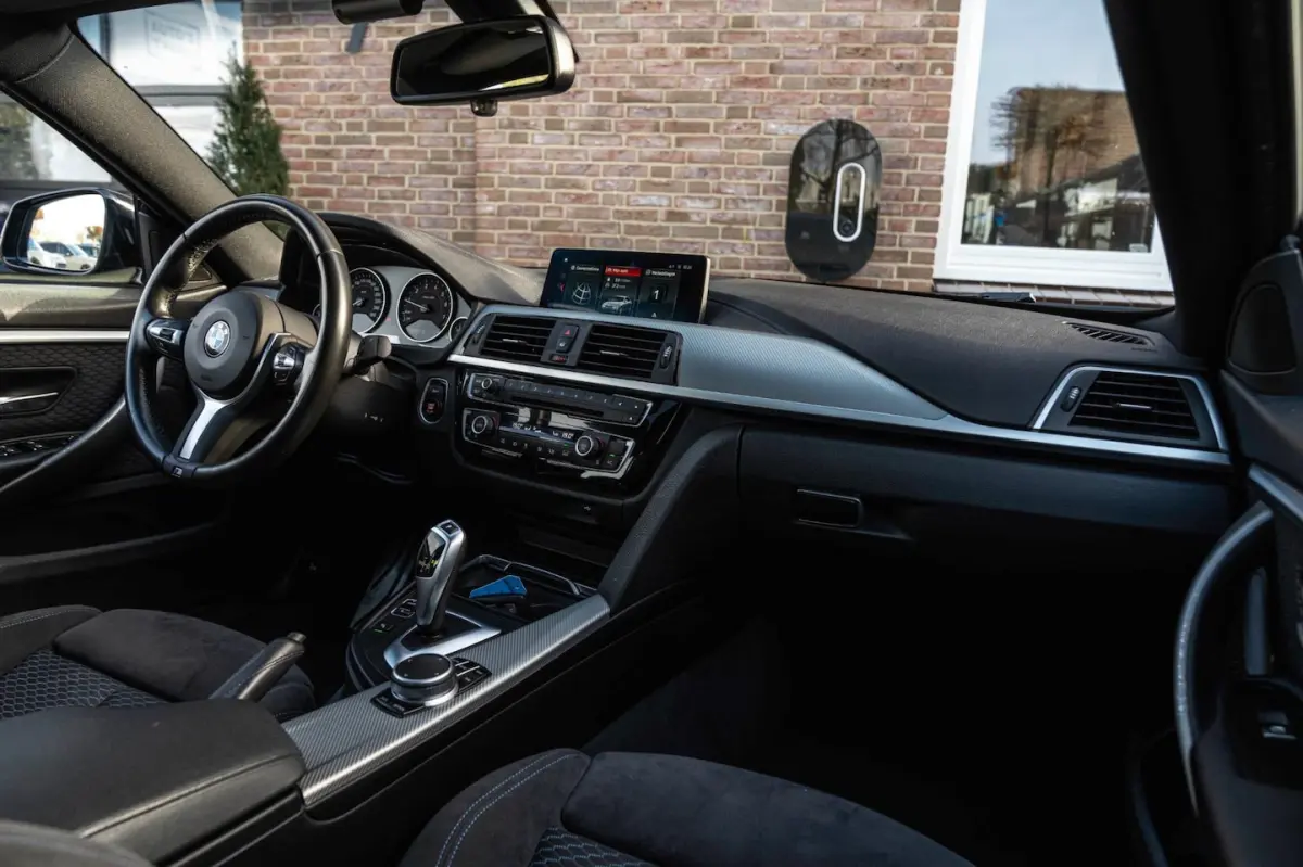418i Executive Edition 136 PK | M-Pakket | Carbon Zwart | Schuifdak | Camera | 18''