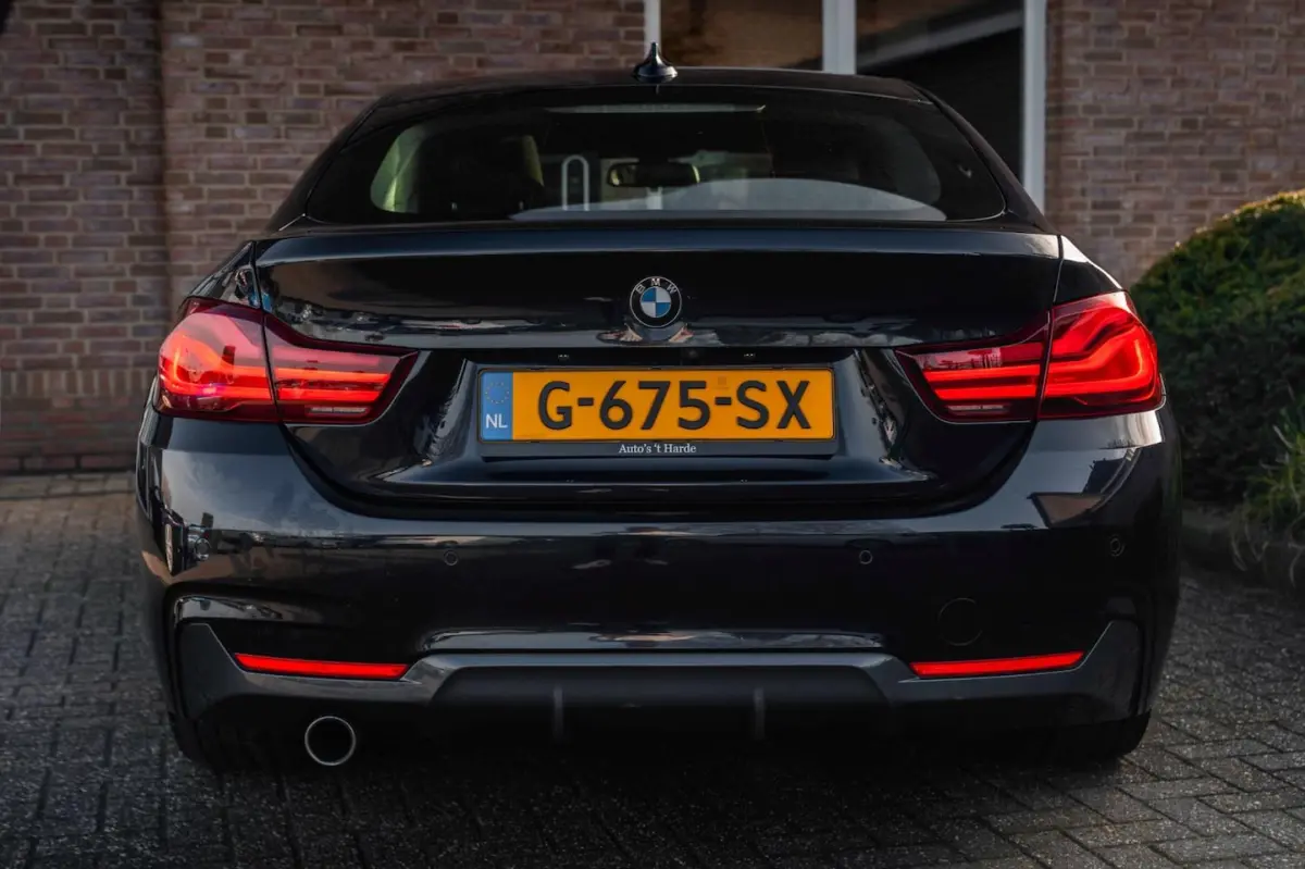 418i Executive Edition 136 PK | M-Pakket | Carbon Zwart | Schuifdak | Camera | 18''