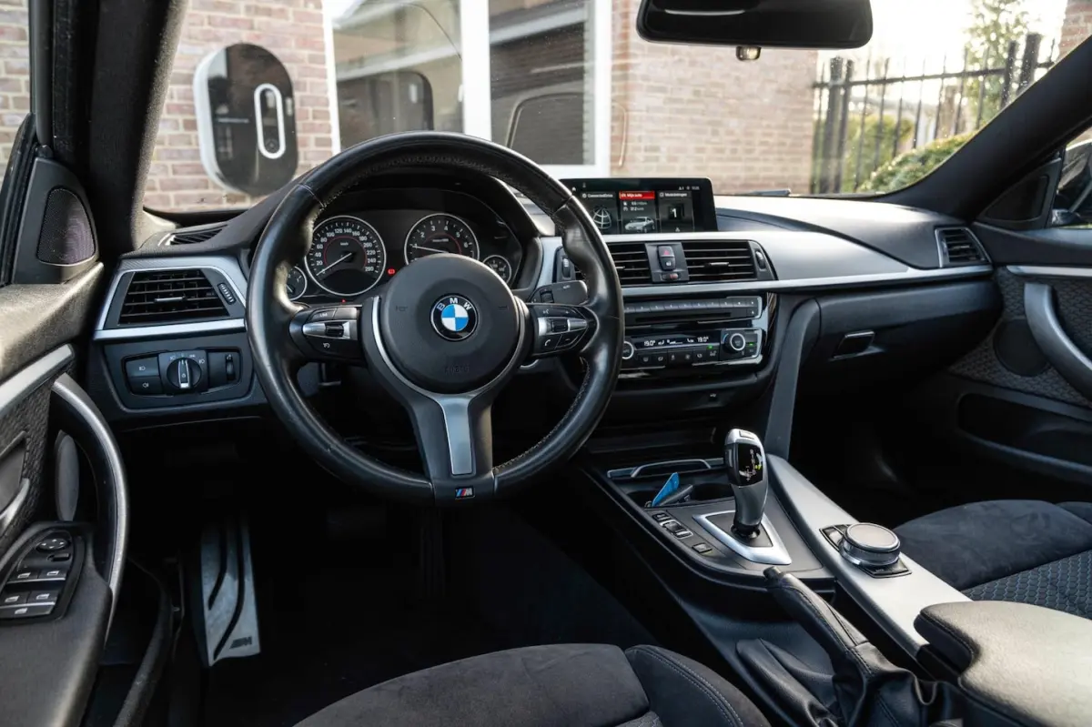 418i Executive Edition 136 PK | M-Pakket | Carbon Zwart | Schuifdak | Camera | 18''