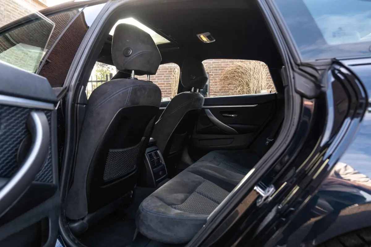 418i Executive Edition 136 PK | M-Pakket | Carbon Zwart | Schuifdak | Camera | 18''