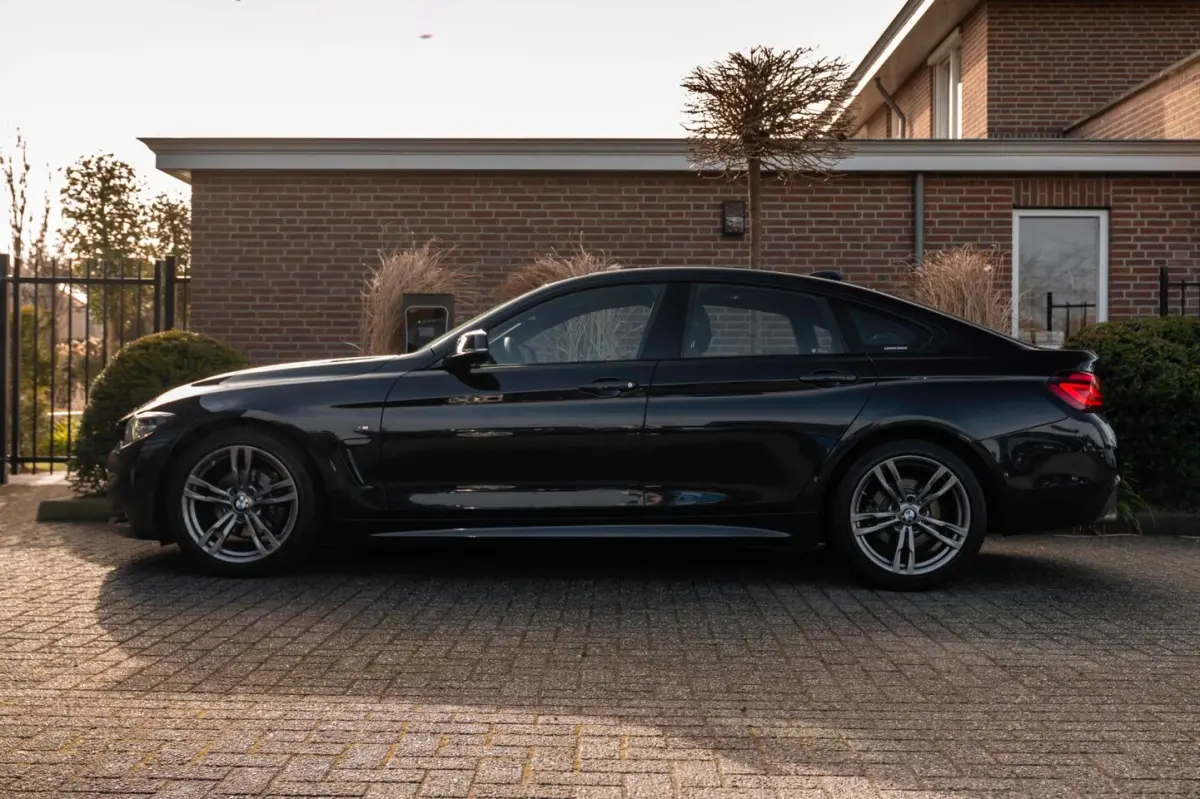 418i Executive Edition 136 PK | M-Pakket | Carbon Zwart | Schuifdak | Camera | 18''