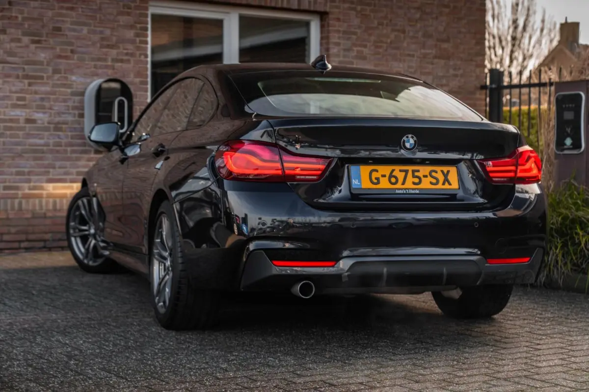 418i Executive Edition 136 PK | M-Pakket | Carbon Zwart | Schuifdak | Camera | 18''