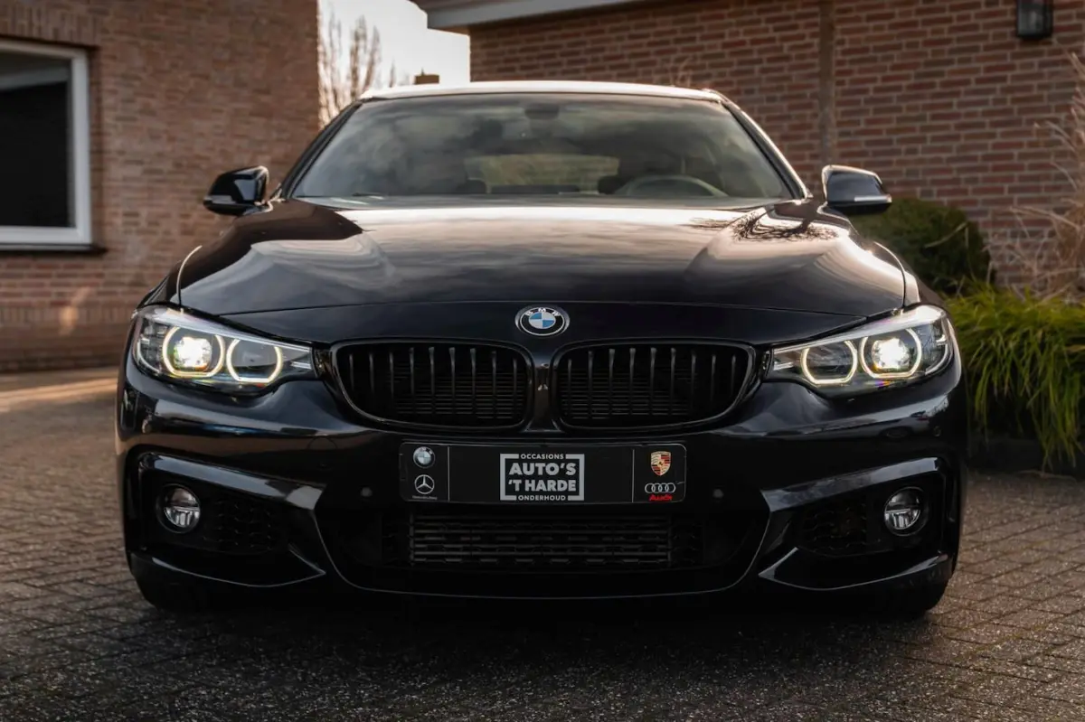 418i Executive Edition 136 PK | M-Pakket | Carbon Zwart | Schuifdak | Camera | 18''