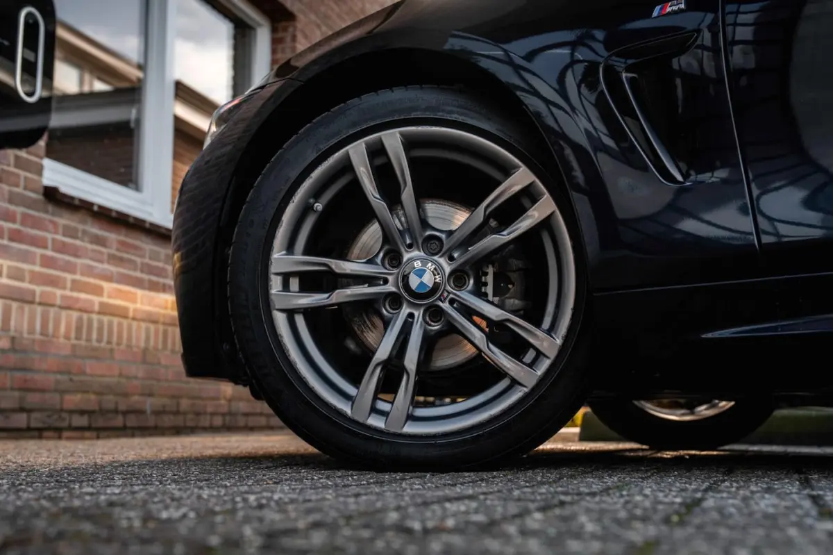 418i Executive Edition 136 PK | M-Pakket | Carbon Zwart | Schuifdak | Camera | 18''