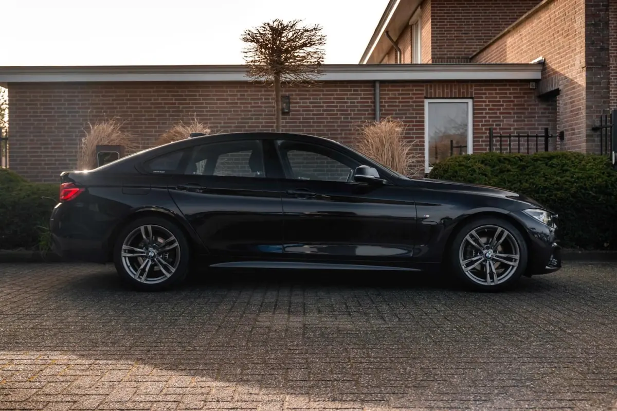 418i Executive Edition 136 PK | M-Pakket | Carbon Zwart | Schuifdak | Camera | 18''