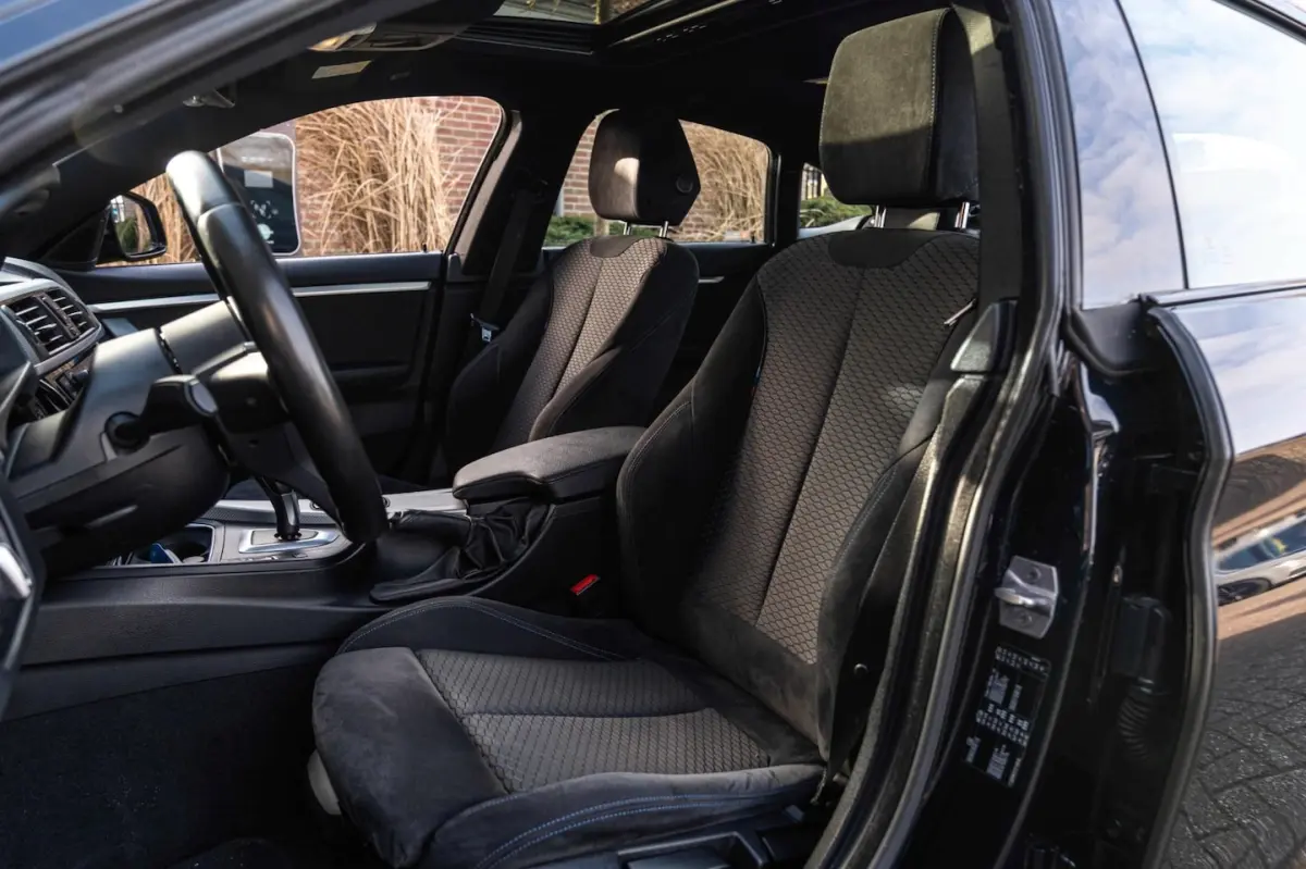 418i Executive Edition 136 PK | M-Pakket | Carbon Zwart | Schuifdak | Camera | 18''