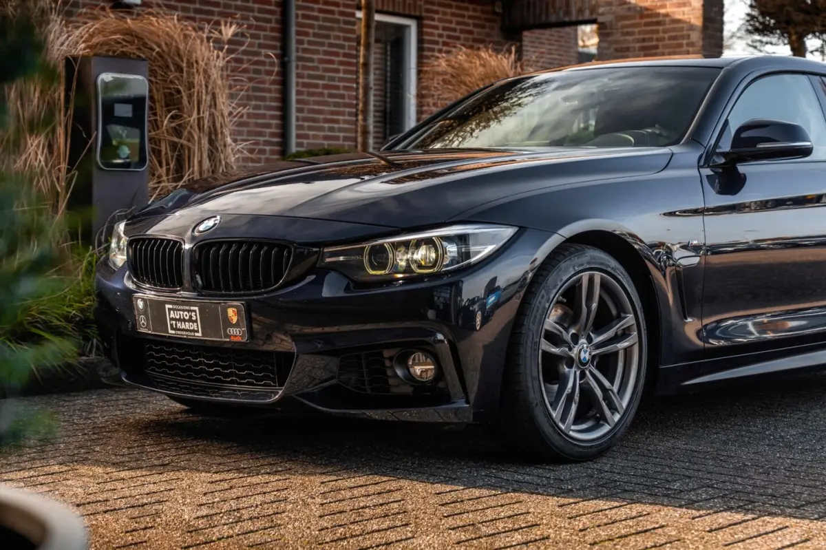 418i Executive Edition 136 PK | M-Pakket | Carbon Zwart | Schuifdak | Camera | 18''