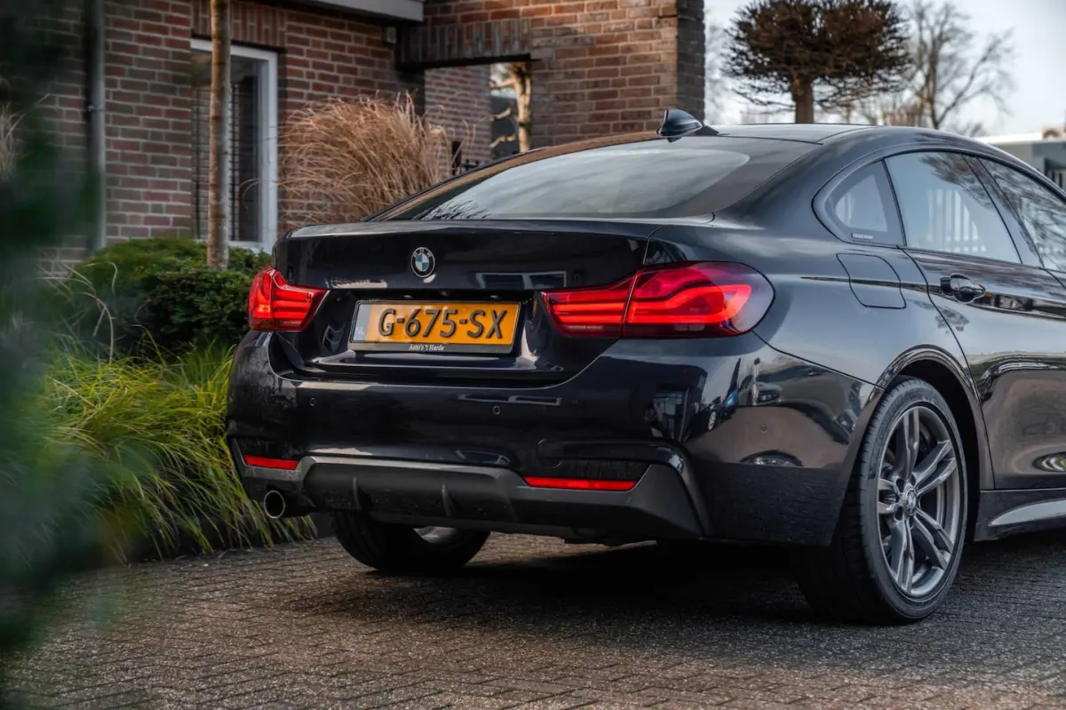 418i Executive Edition 136 PK | M-Pakket | Carbon Zwart | Schuifdak | Camera | 18''
