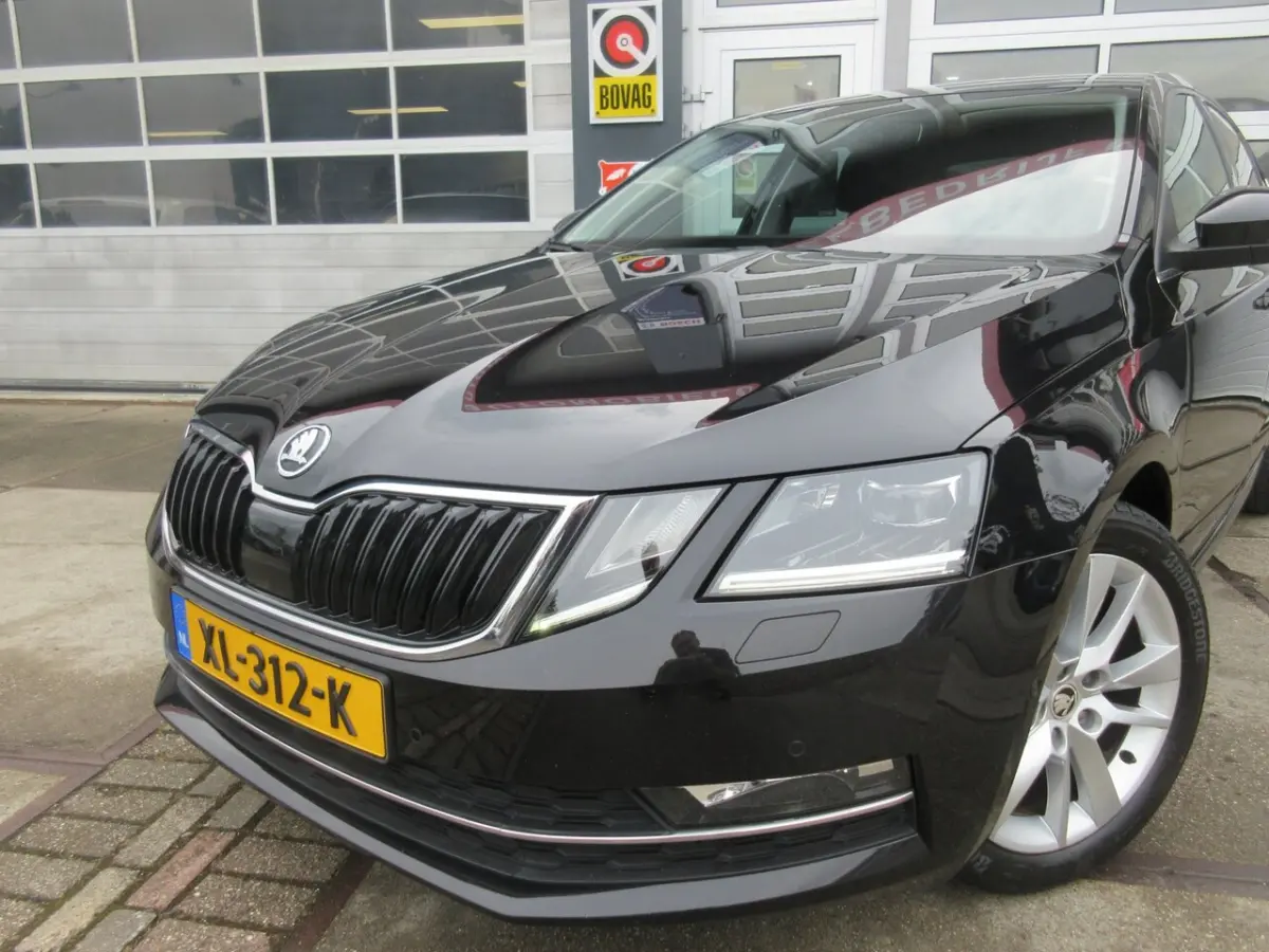 1.0 TSI Style Business / Navi / PDC / Carplay