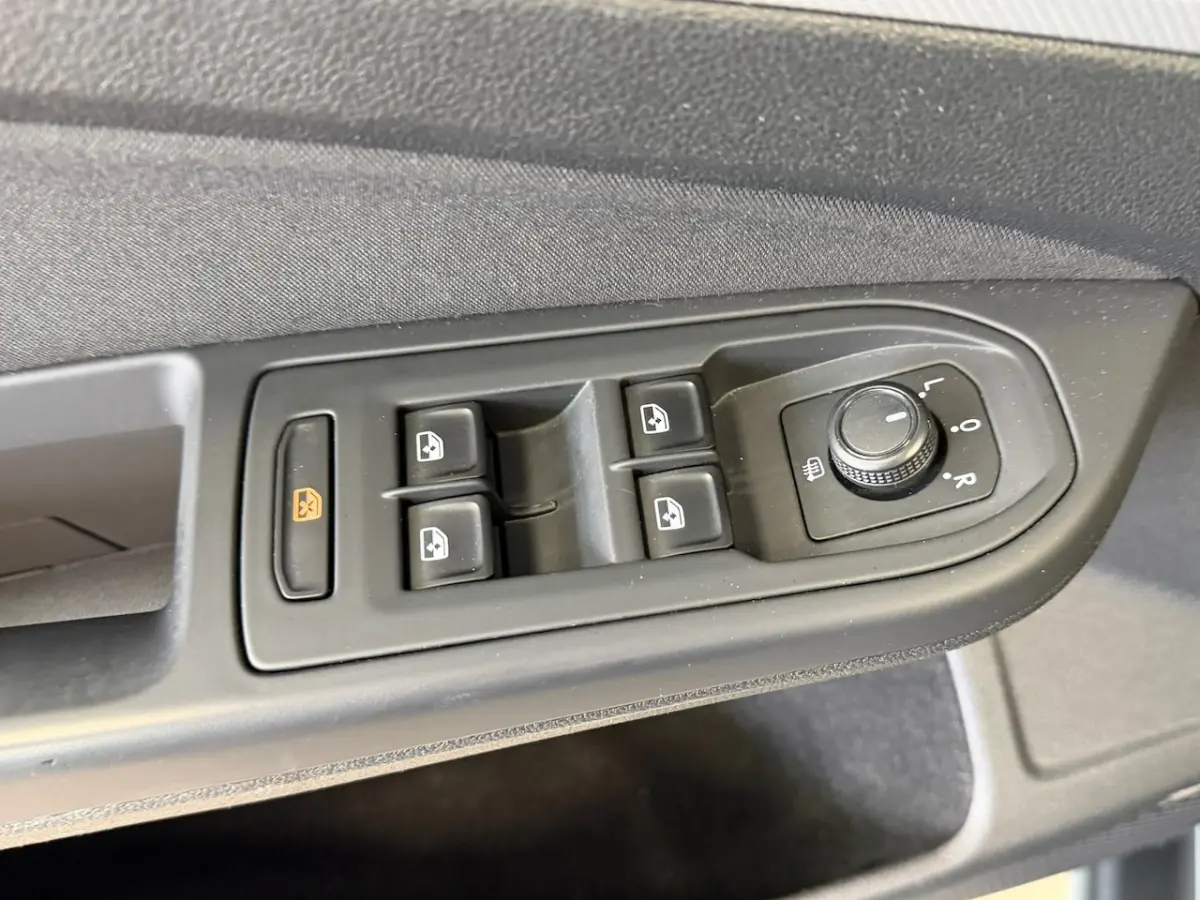 1.0 TSI Life Business CLIMA PDC CRUISE STOELVERWARMING BLUETOOTH APPLE CARPLAY USB KEYLESS