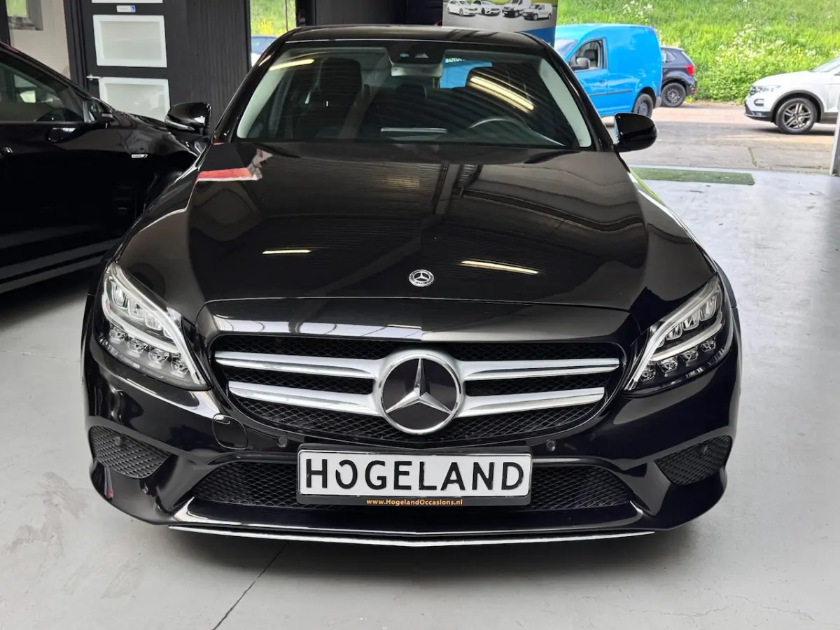 180 2019 Facelift 157PK Keyless Xenon LED Camera Navi PDC garantie