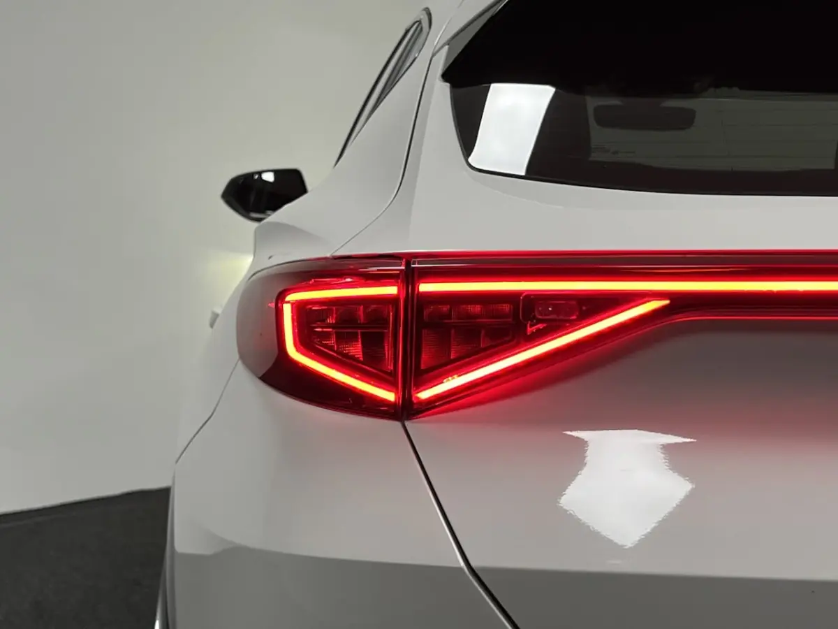 1.4 e-Hybrid Business | NAVI | KEYLESS | ACC | STUUR-/STOELVERWARMING |