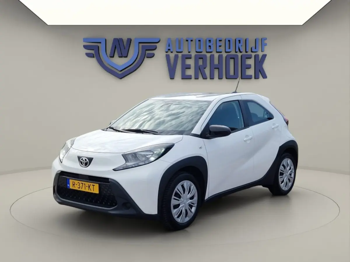 1.0 VVT-i MT Play NL Auto - All Season Banden - Carplay