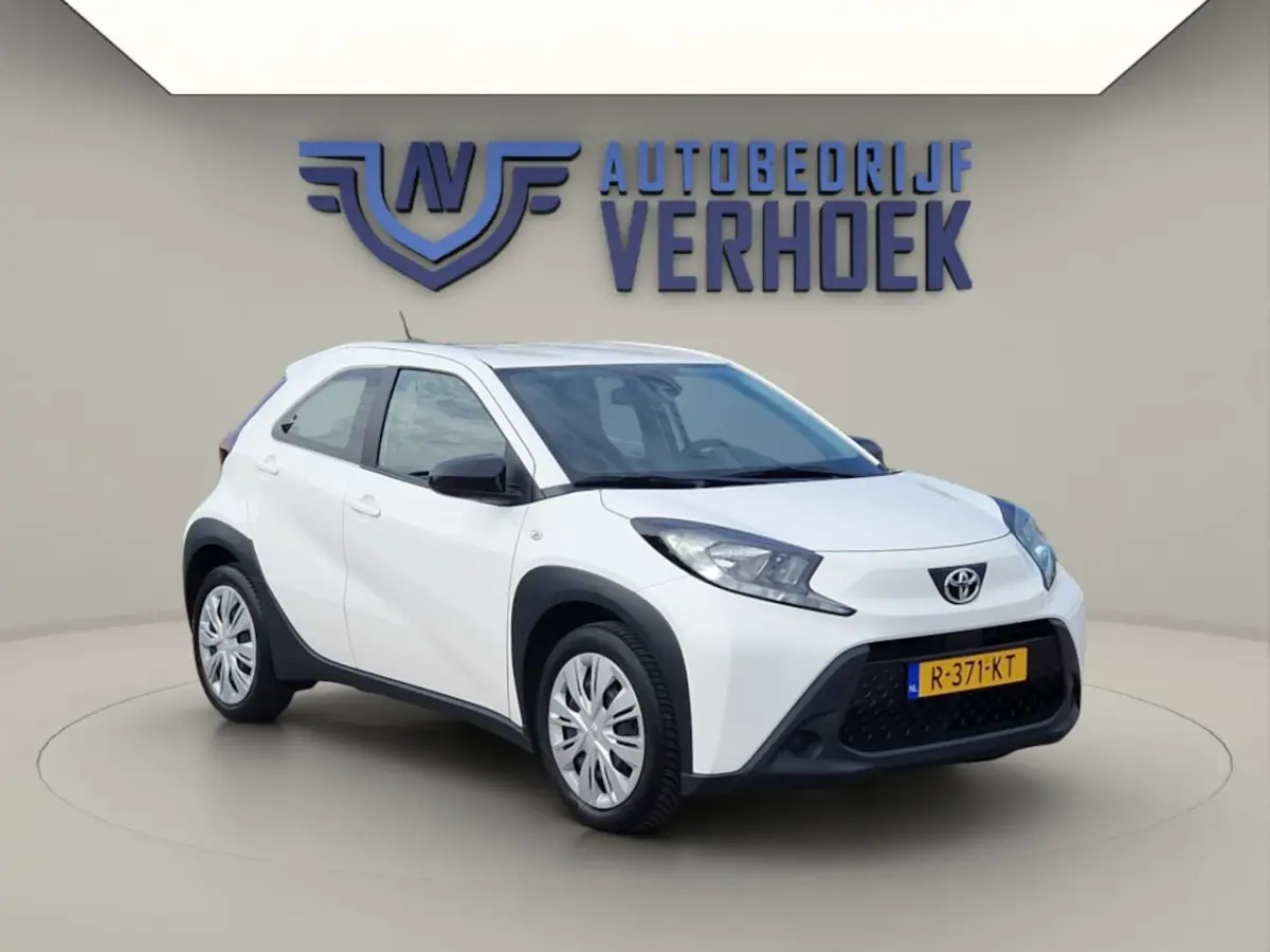1.0 VVT-i MT Play NL Auto - All Season Banden - Carplay