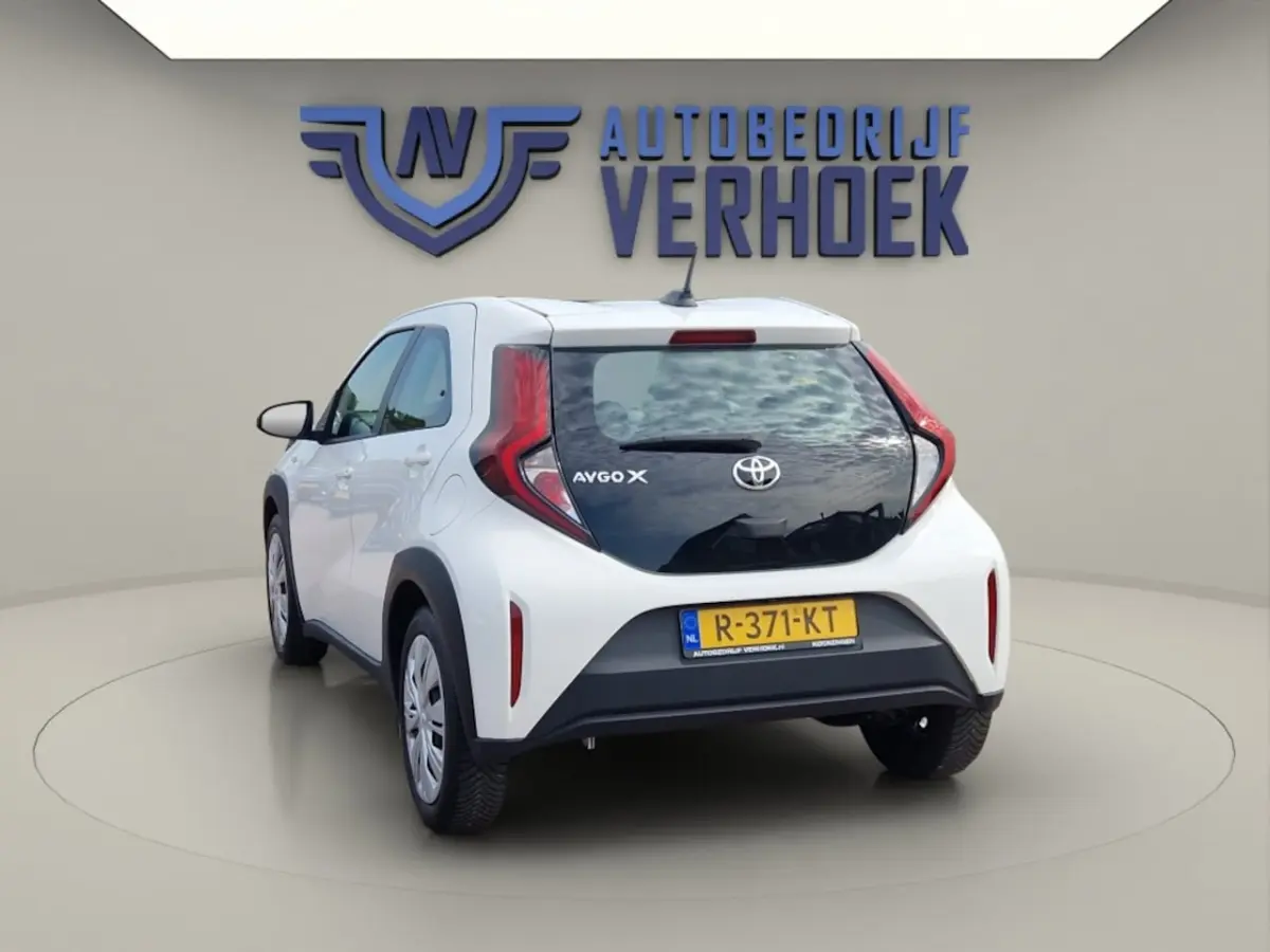 1.0 VVT-i MT Play NL Auto - All Season Banden - Carplay