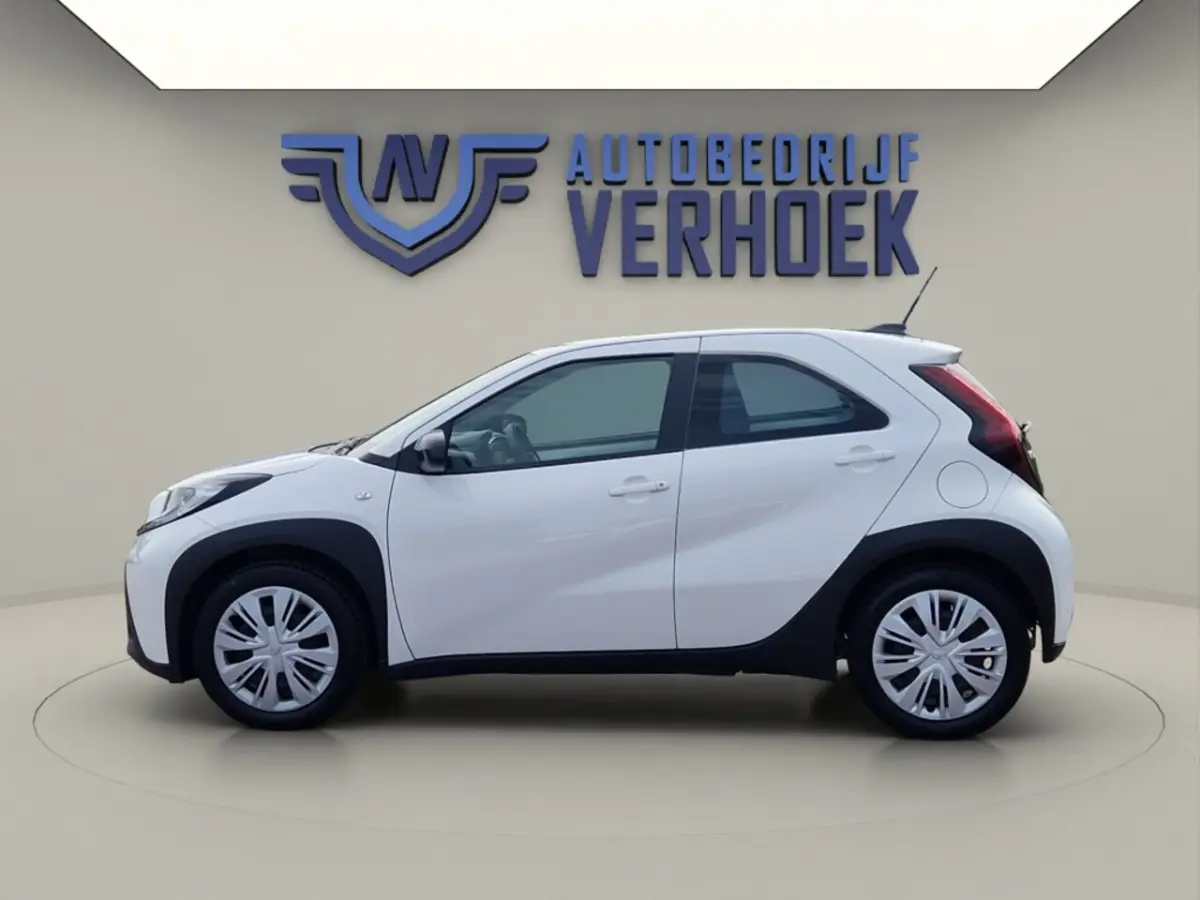 1.0 VVT-i MT Play NL Auto - All Season Banden - Carplay