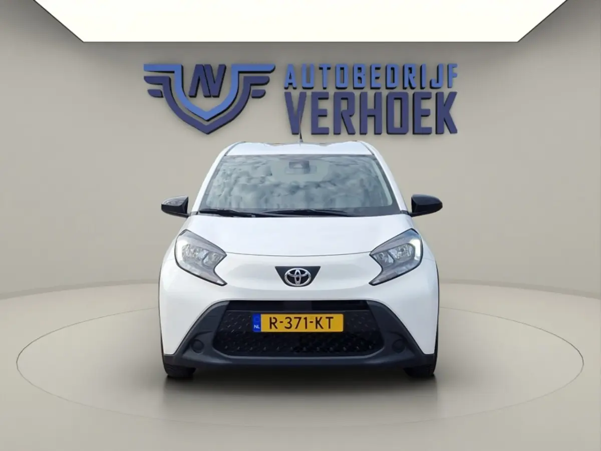 1.0 VVT-i MT Play NL Auto - All Season Banden - Carplay