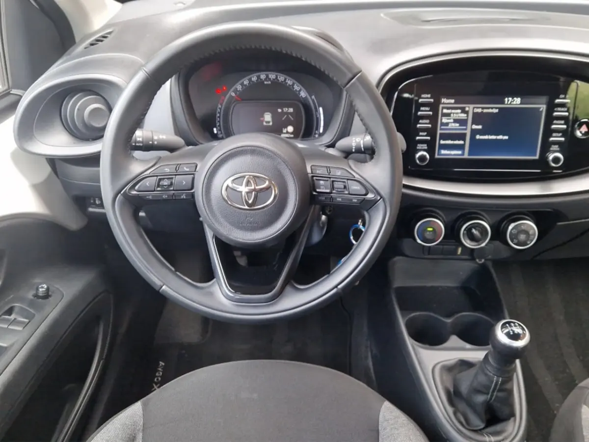 1.0 VVT-i MT Play NL Auto - All Season Banden - Carplay