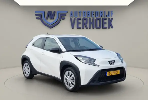 1.0 VVT-i MT Play NL Auto - All Season Banden - Carplay
