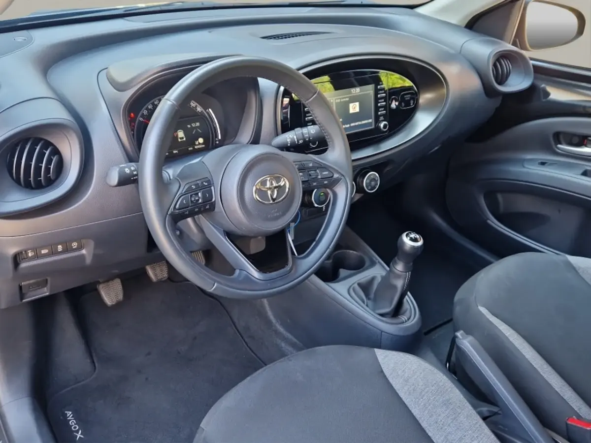 1.0 VVT-i MT Play NL Auto - All Season Banden - Carplay