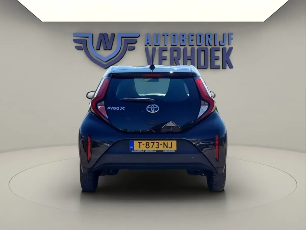 1.0 VVT-i MT Play NL Auto - All Season Banden - Carplay