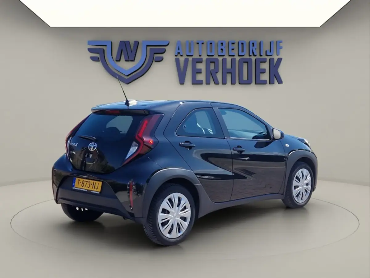 1.0 VVT-i MT Play NL Auto - All Season Banden - Carplay