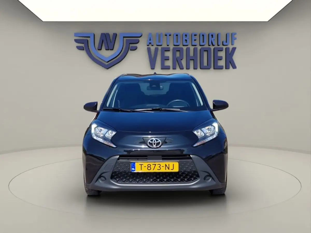 1.0 VVT-i MT Play NL Auto - All Season Banden - Carplay