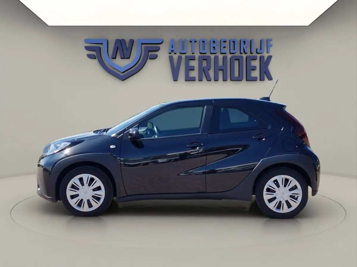 1.0 VVT-i MT Play NL Auto - All Season Banden - Carplay
