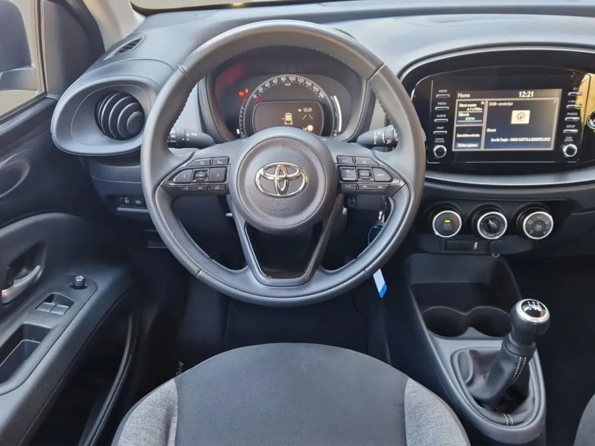 1.0 VVT-i MT Play NL Auto - All Season Banden - Carplay
