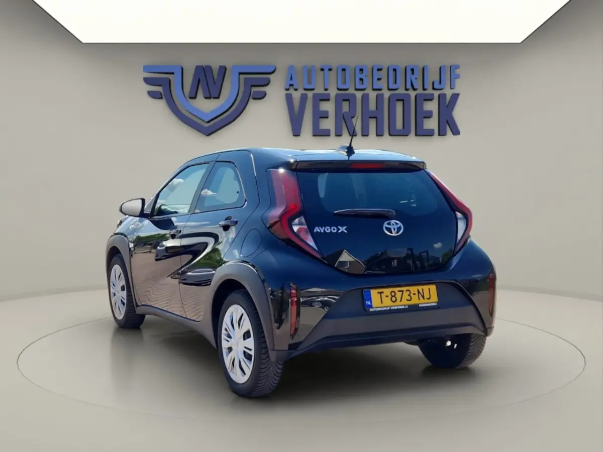 1.0 VVT-i MT Play NL Auto - All Season Banden - Carplay