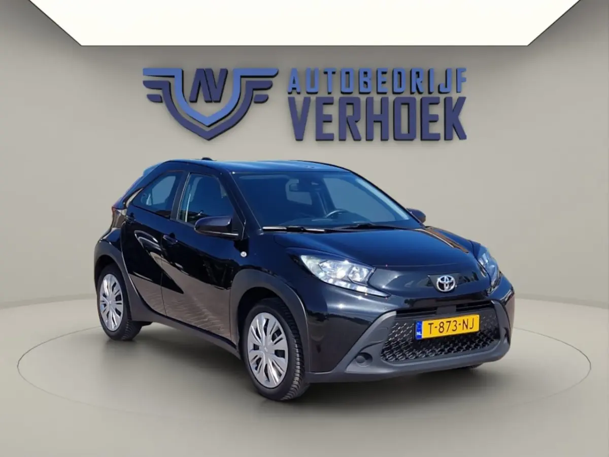 1.0 VVT-i MT Play NL Auto - All Season Banden - Carplay