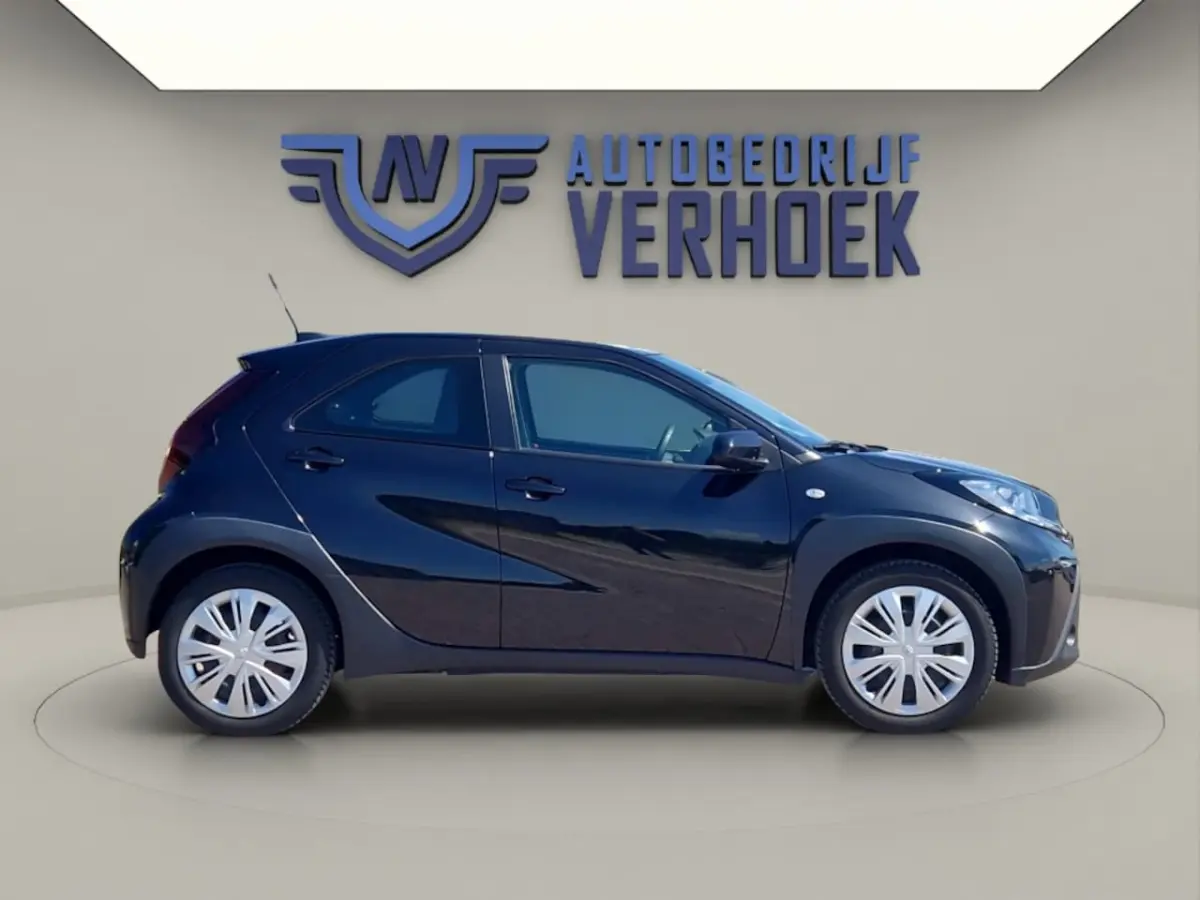 1.0 VVT-i MT Play NL Auto - All Season Banden - Carplay