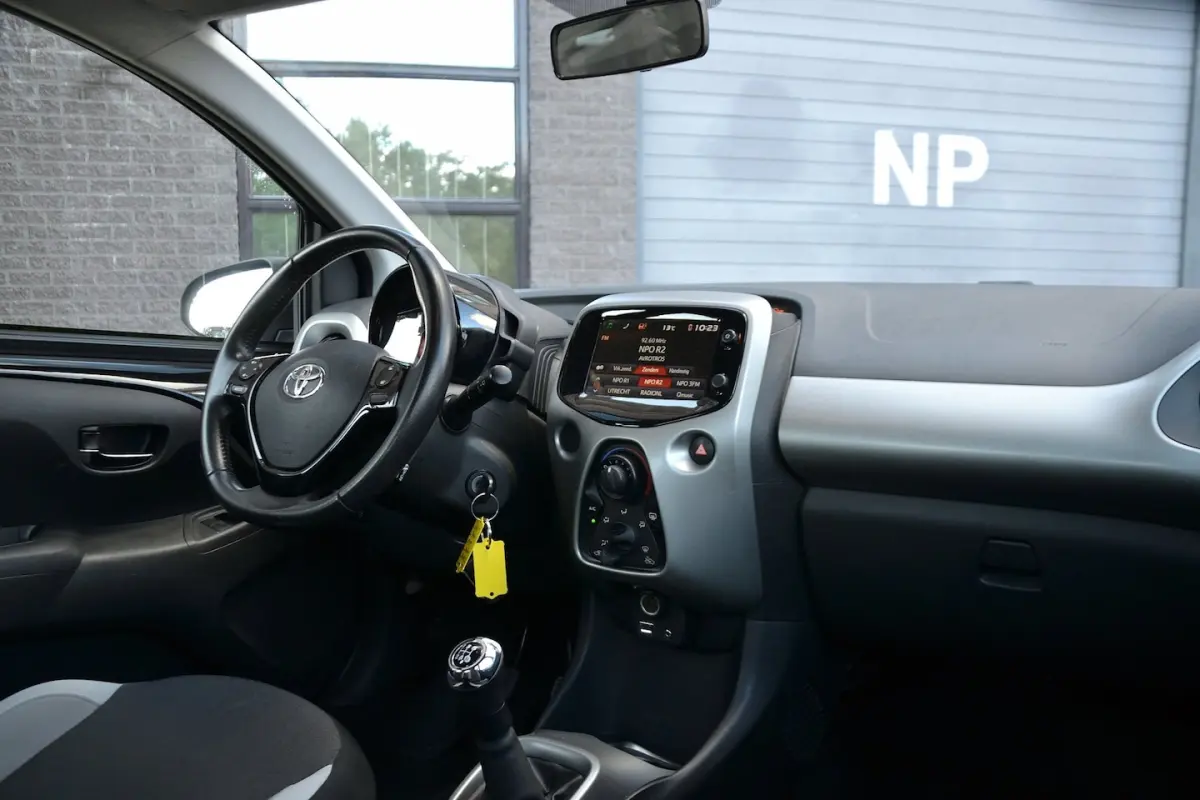 1.0 VVT-i x-nav | Navigatie | Achteruitrijcamera | Airco
