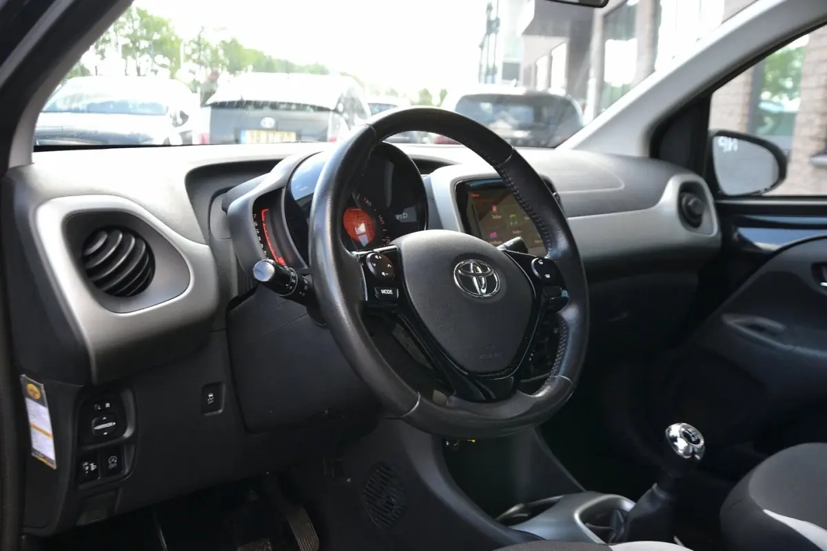 1.0 VVT-i x-nav | Navigatie | Achteruitrijcamera | Airco