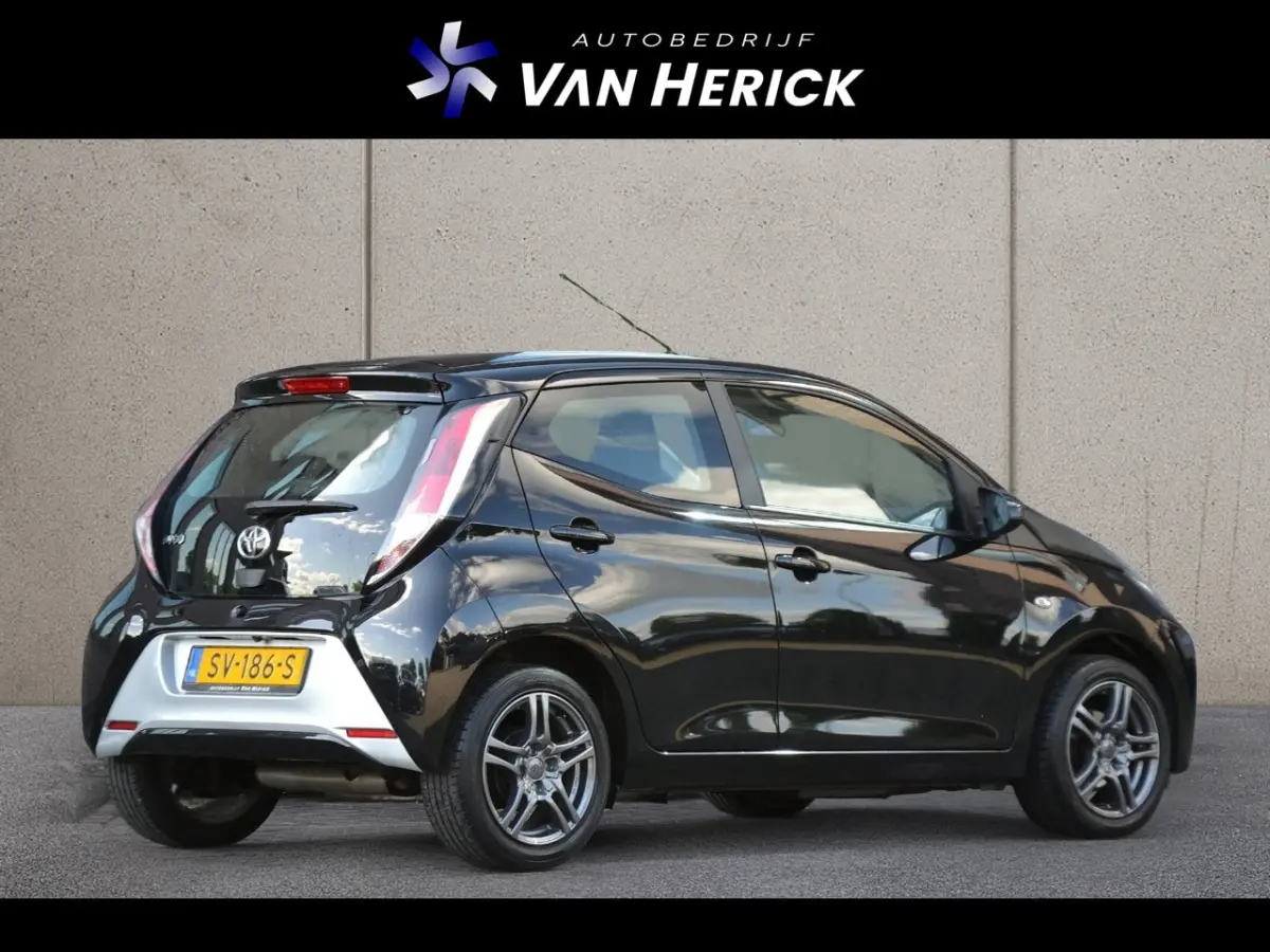 1.0 VVT-i x-nav | Navigatie | Achteruitrijcamera | Airco