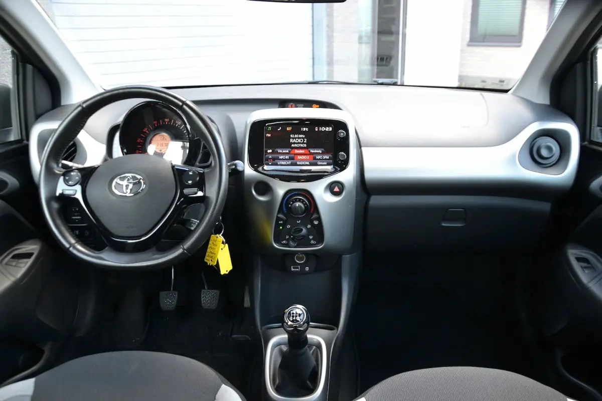 1.0 VVT-i x-nav | Navigatie | Achteruitrijcamera | Airco