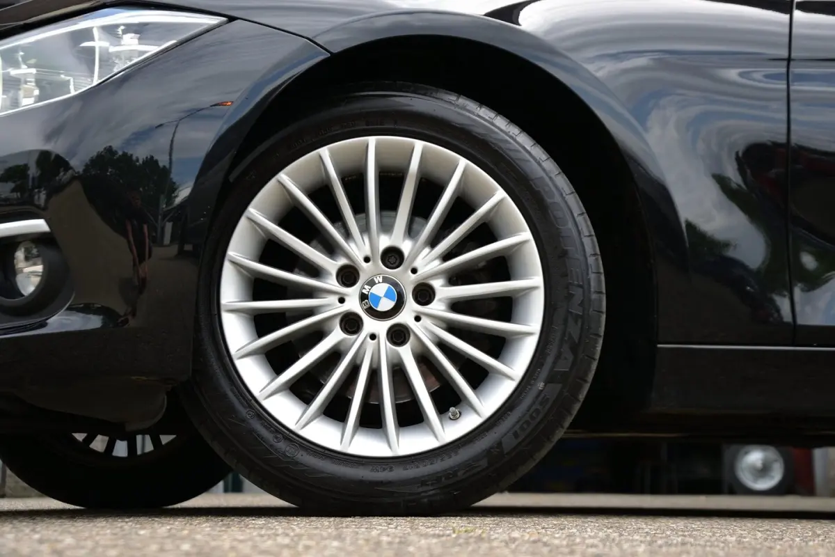 318i Luxury Edition Automaat | Sportstoelen | Achteruitrijcamera | Schuif/Kanteldak
