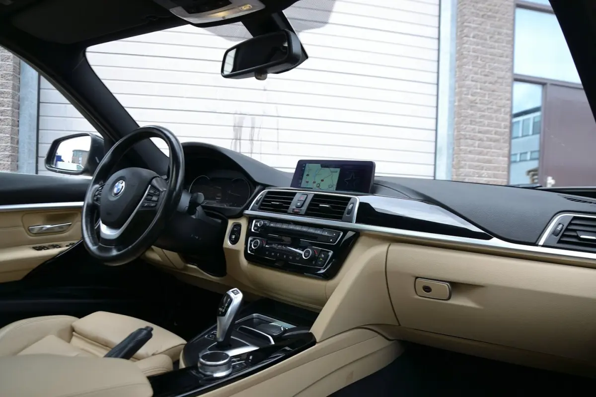 318i Luxury Edition Automaat | Sportstoelen | Achteruitrijcamera | Schuif/Kanteldak