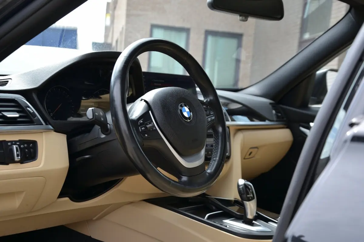 318i Luxury Edition Automaat | Sportstoelen | Achteruitrijcamera | Schuif/Kanteldak