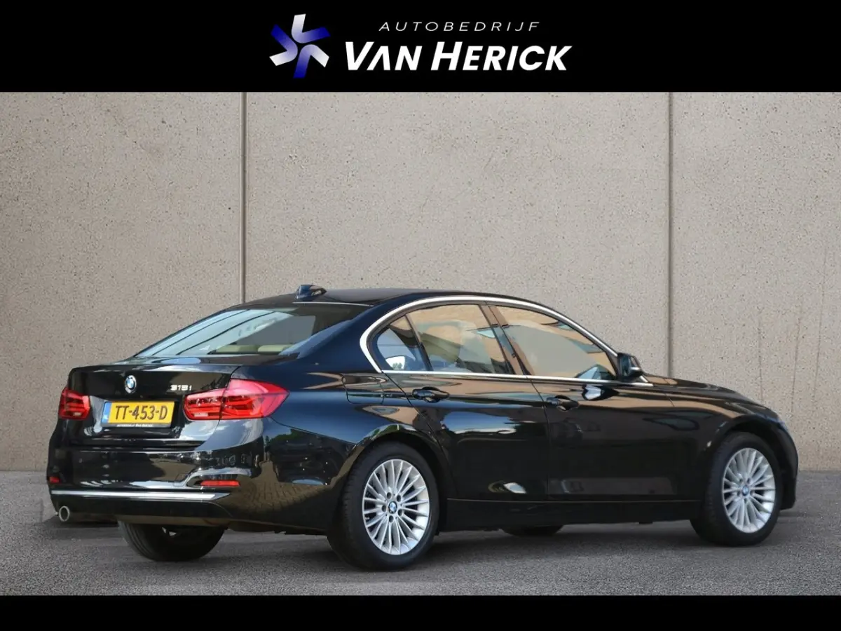 318i Luxury Edition Automaat | Sportstoelen | Achteruitrijcamera | Schuif/Kanteldak