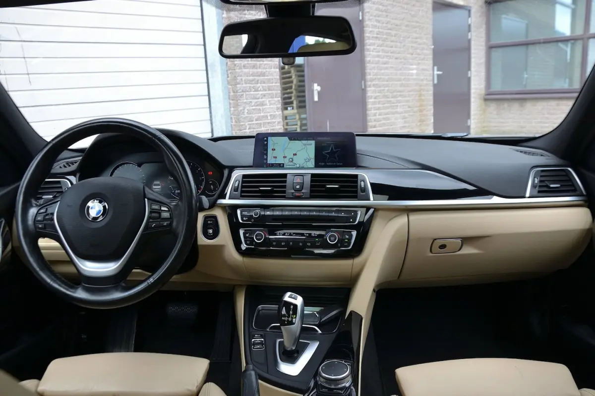 318i Luxury Edition Automaat | Sportstoelen | Achteruitrijcamera | Schuif/Kanteldak