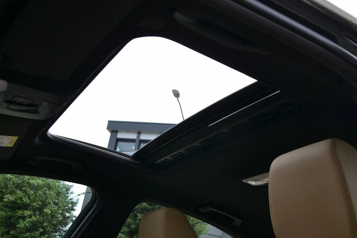 318i Luxury Edition Automaat | Sportstoelen | Achteruitrijcamera | Schuif/Kanteldak