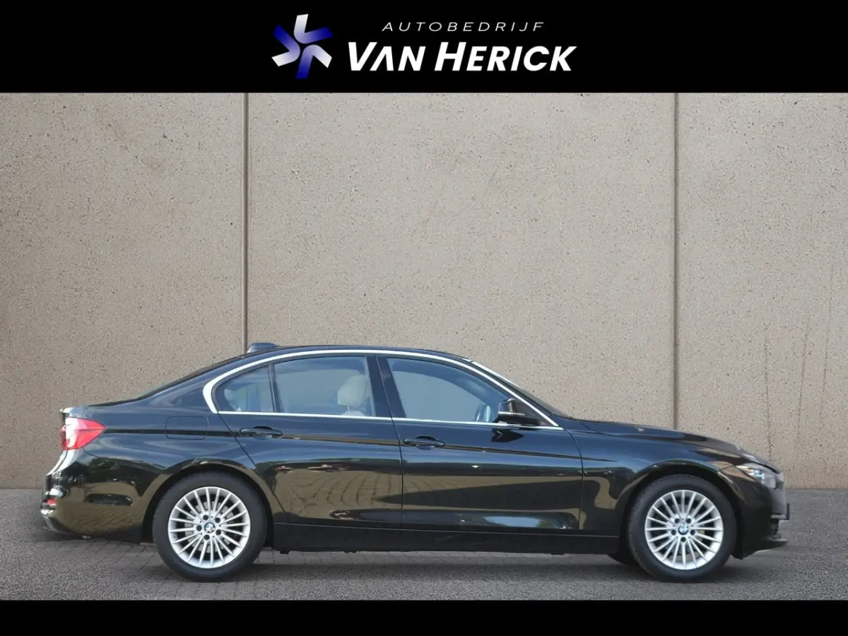 318i Luxury Edition Automaat | Sportstoelen | Achteruitrijcamera | Schuif/Kanteldak