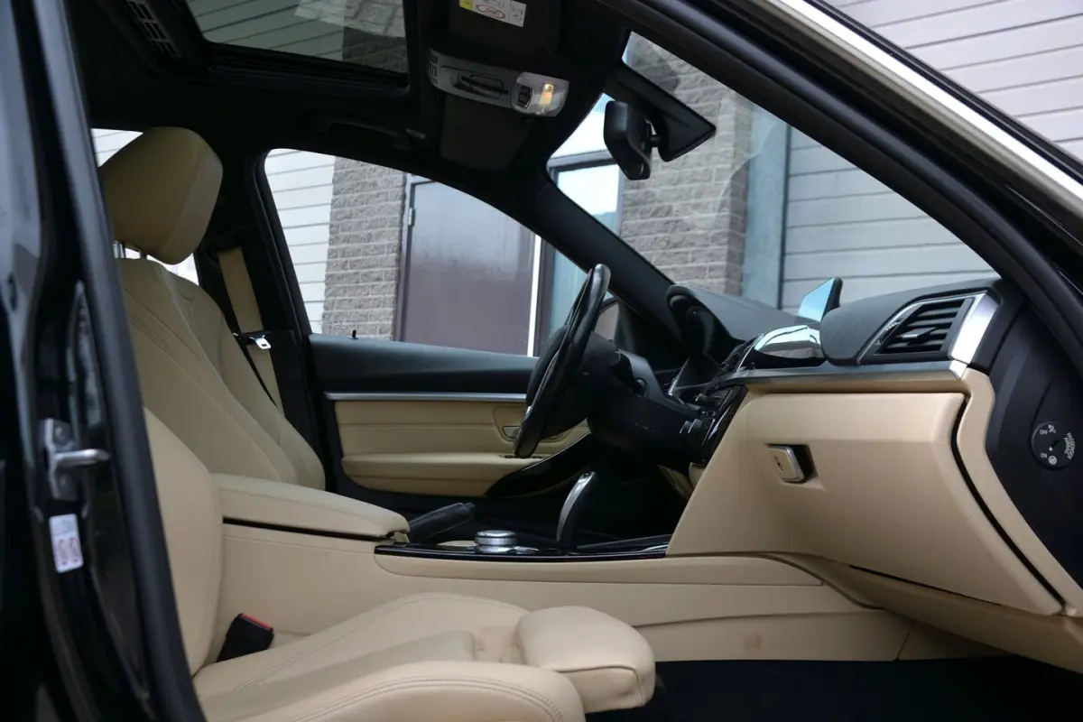 318i Luxury Edition Automaat | Sportstoelen | Achteruitrijcamera | Schuif/Kanteldak