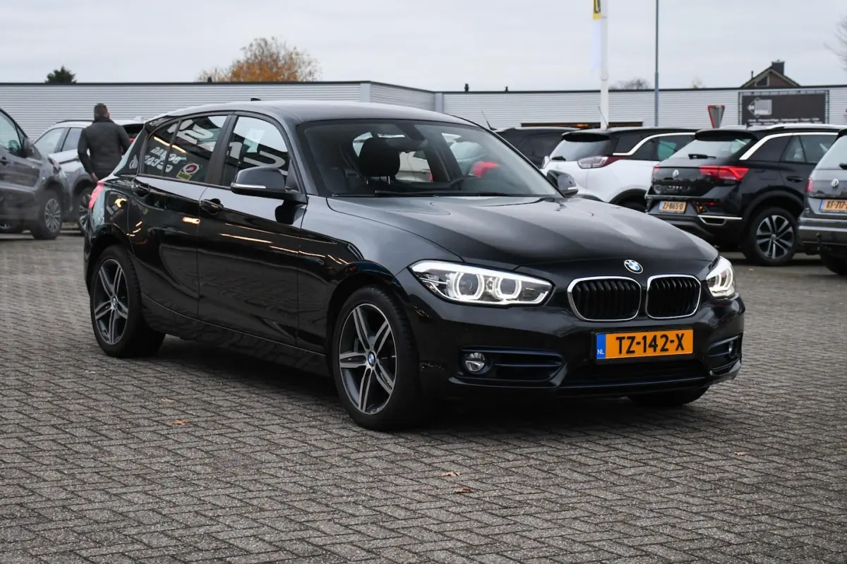118i Corporate Lease Executive NAVIGATIE/ DAB/ LED