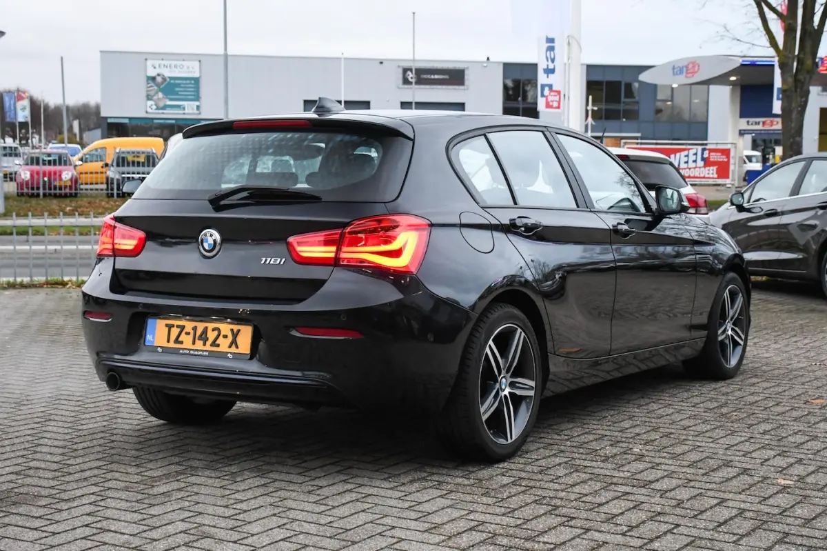 118i Corporate Lease Executive NAVIGATIE/ DAB/ LED