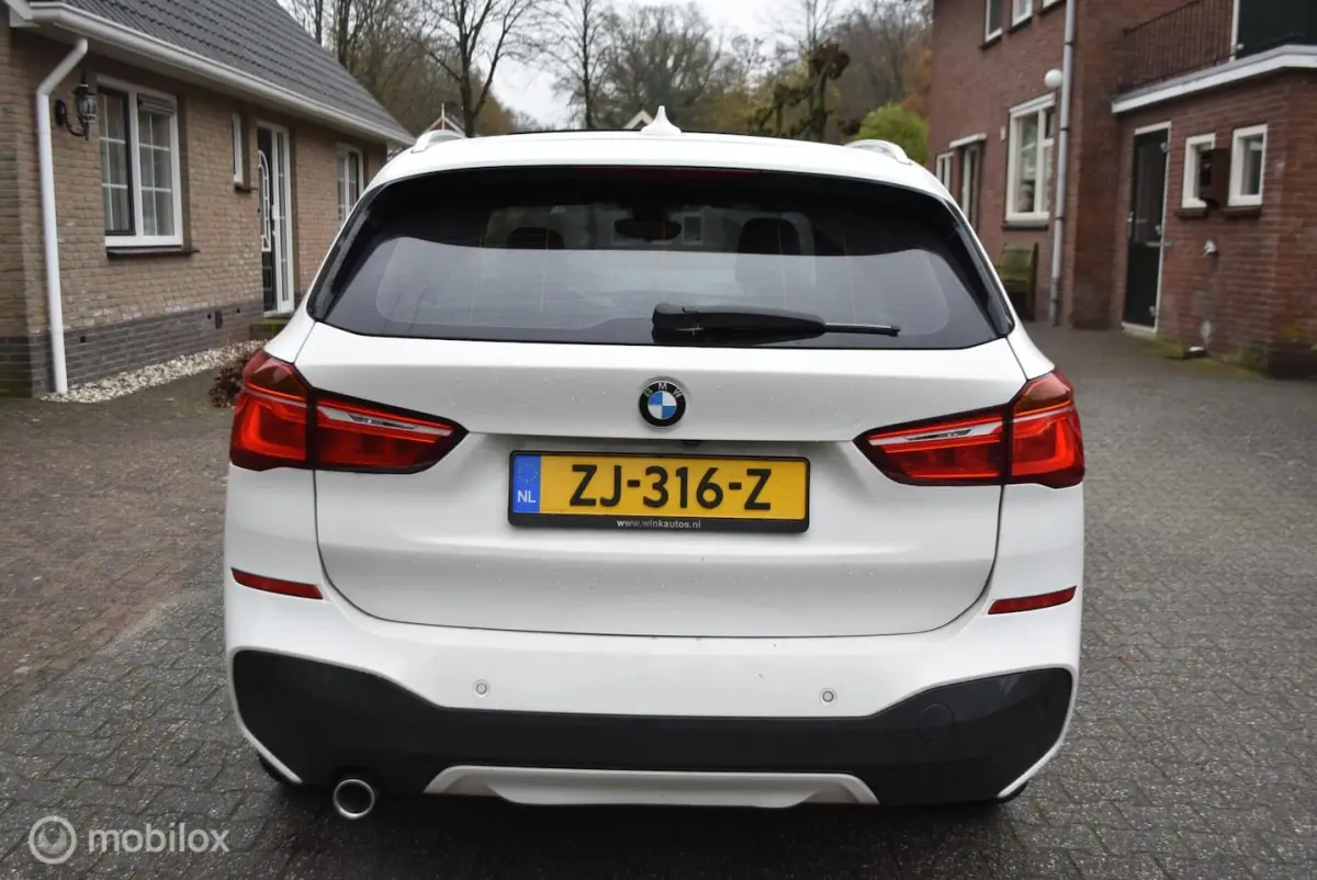 sDrive18i aut High Exe M Sport voll